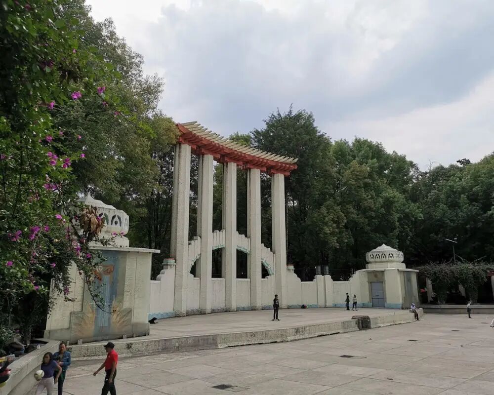 vacaciones en la CDMX | Join a local yoga class at Parque España, a popular community spot