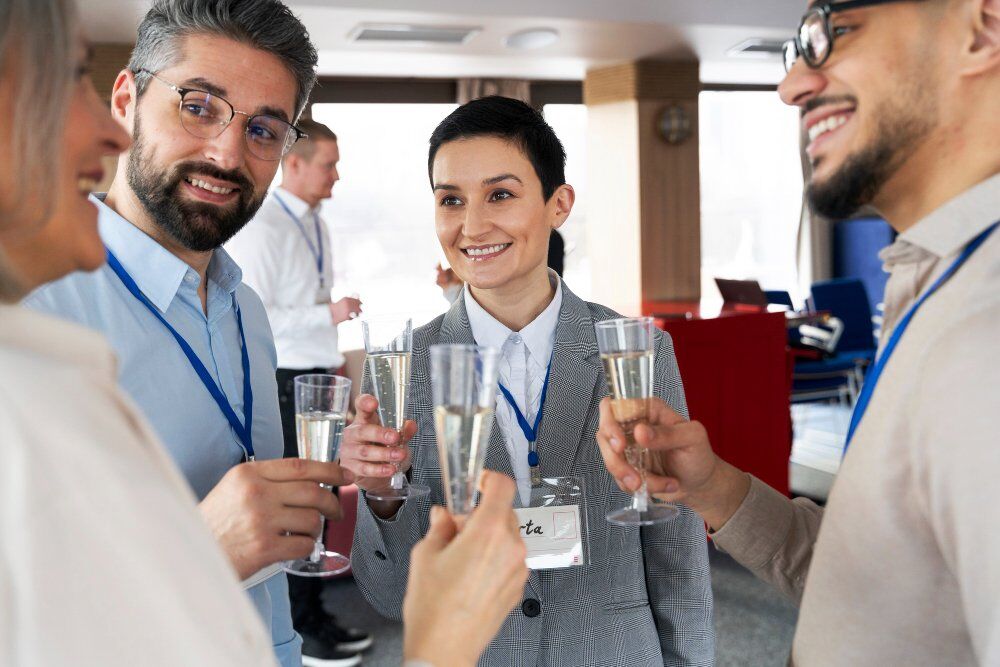 Personas que participan en eventos de negocios.